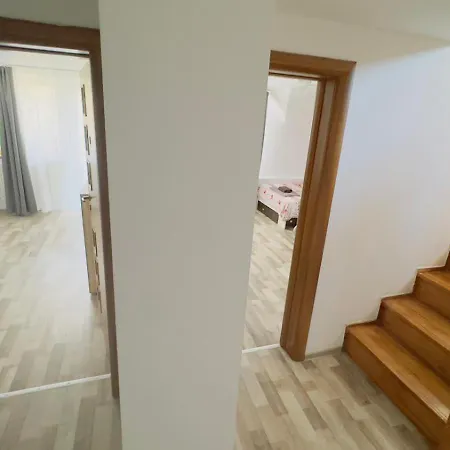 Casa Cu Balcon Μπρασόβ